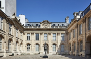 mahJ, cour d'honneur - coll. particulière